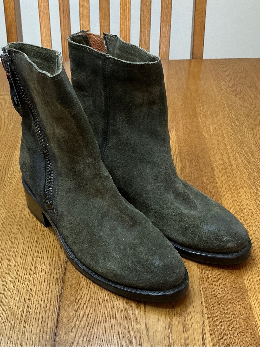 Woman’s Frye green suede outside zip ankle boots. Size 5.5. Like new! Black sole